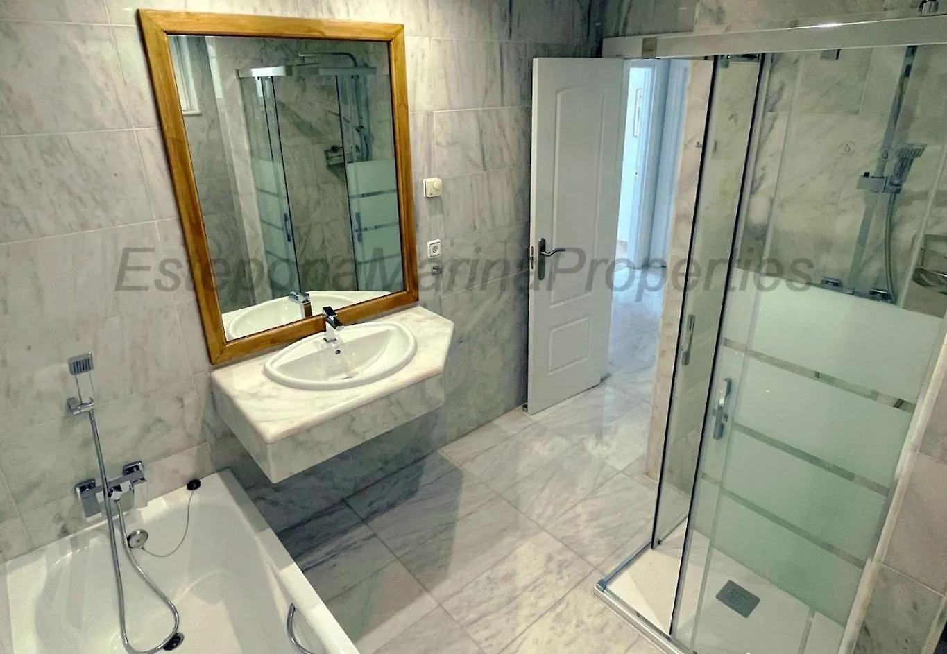Emp 15, Large Beachside Apartment, El Coral, Estepona Apartment
