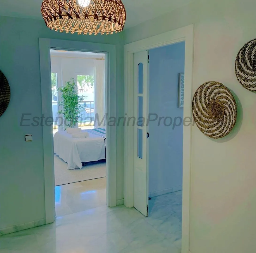 Emp 15, Large Beachside Apartment, El Coral, Estepona Apartment