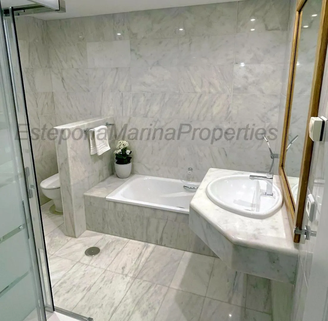 Emp 15, Large Beachside Apartment, El Coral, Estepona