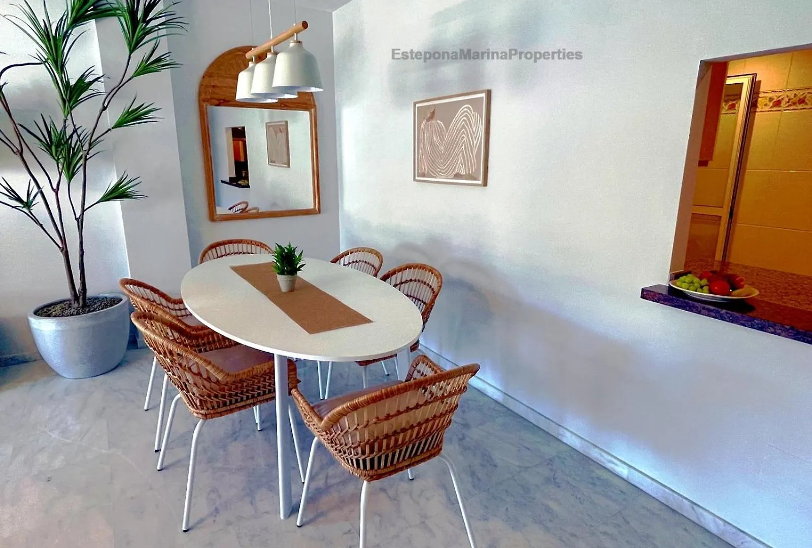 Emp 15, Large Beachside Apartment, El Coral, Estepona Apartment