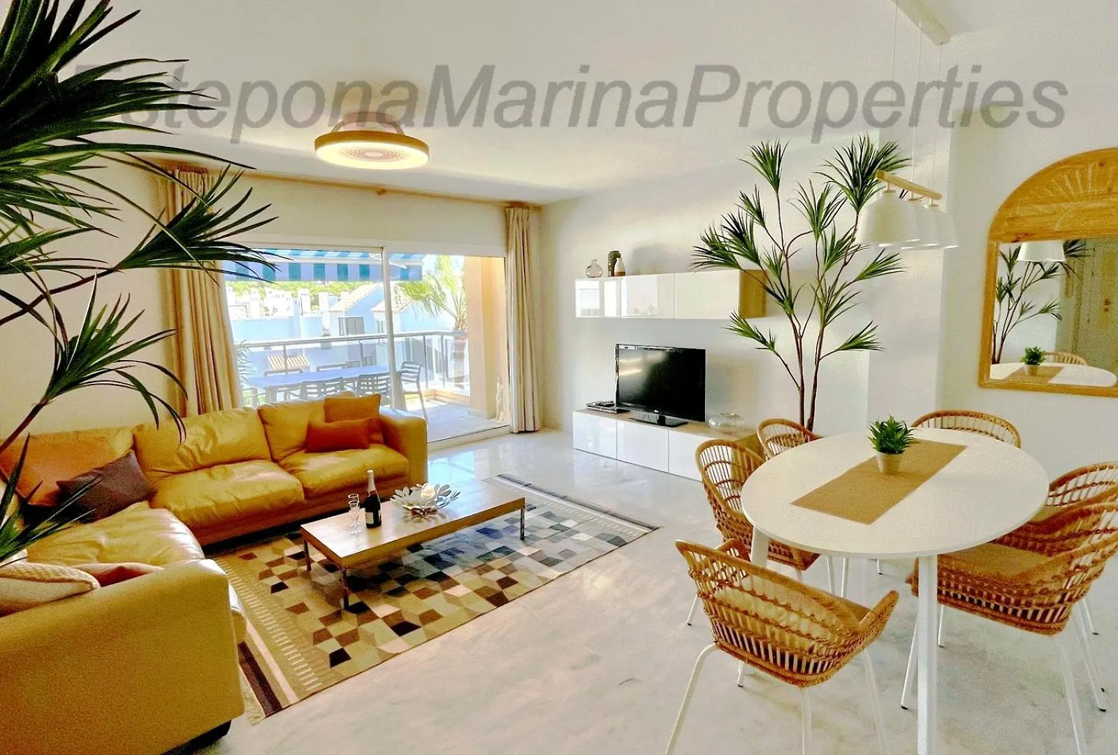 Emp 15, Large Beachside Apartment, El Coral, Estepona Apartment