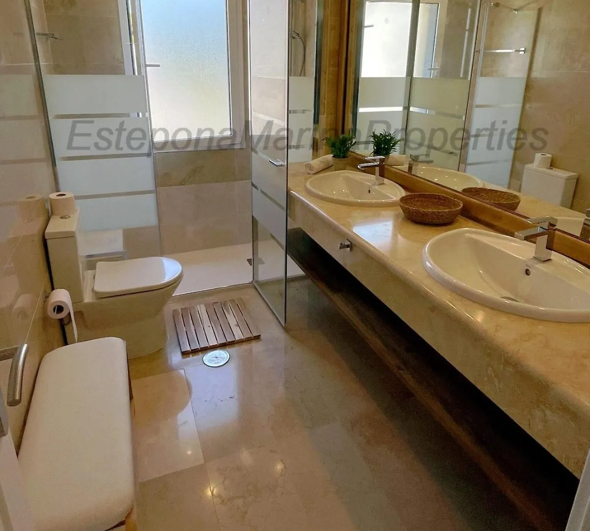 Apartment Emp 15, Large Beachside Apartment, El Coral, Estepona